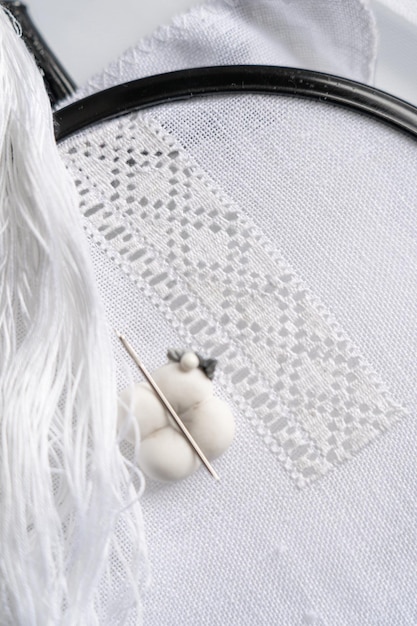 haftowana tkanina z delikatnym wzorem